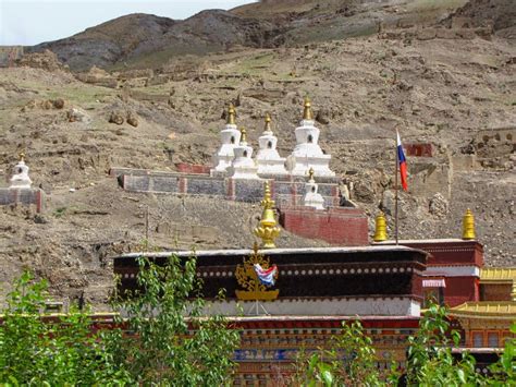  Sakya Klooster: Een spirituele oase met eeuwenoude tradities en kleurrijke muurschilderingen!