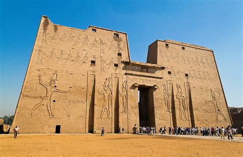 De Tempel van Horus in Edfu: Een architectonische wonder met een rijke mythologie!